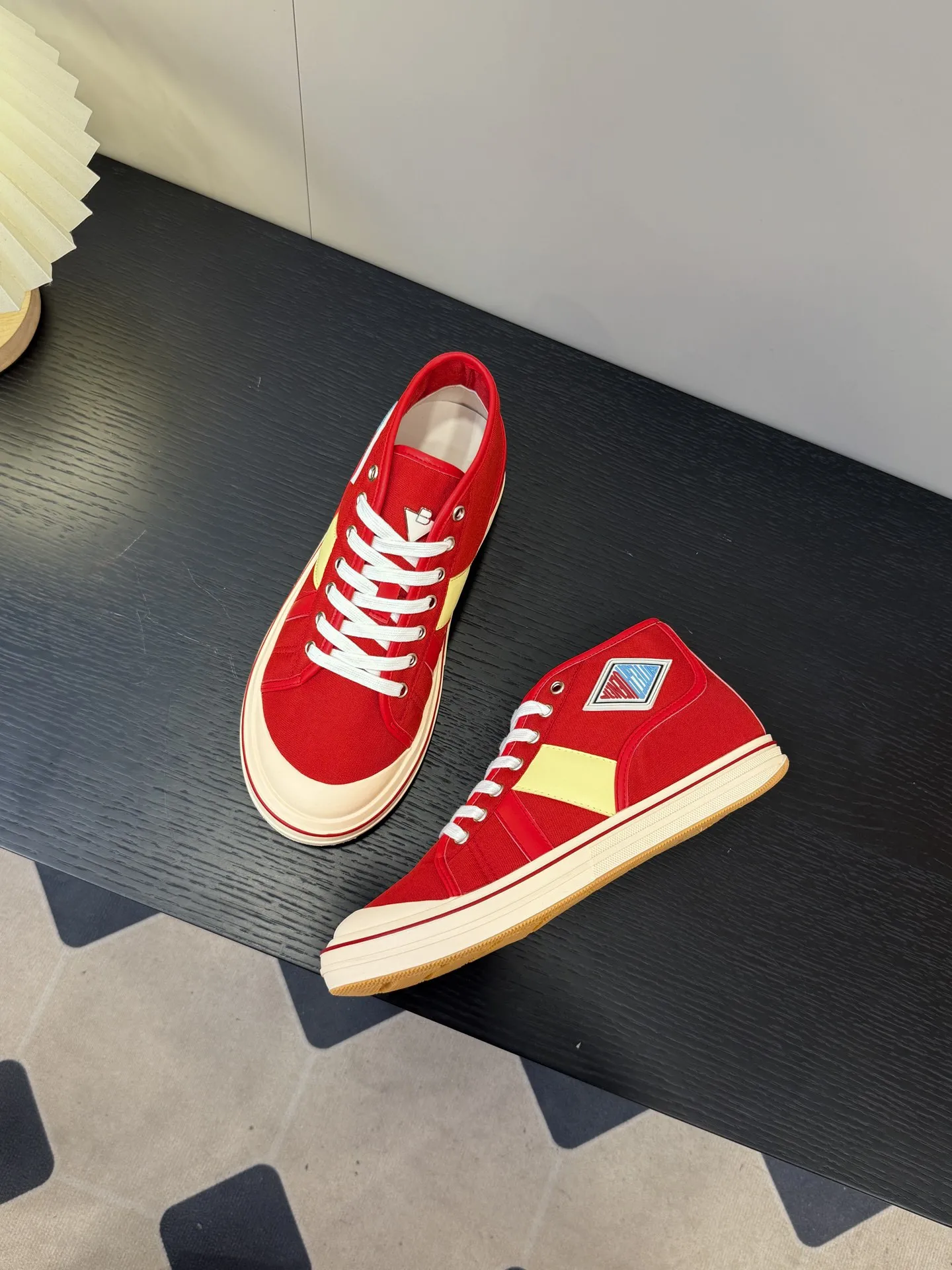 👟👟Ex-factory price 480👟👟 (Men’s size +1️⃣0️⃣) BVOrbit’s latest 2025 catwalk model, developed 1:1 from the original board, classic color matching elements! This is the biggest highlight of this shoe, eye-catching but not exaggerated design, super cool for daily use, super versatile whether paired with pants, sweaters or skirts, looks good no matter how you wear it, the more you look at it, the more you like it ❗️ Outsole: Original outsole Color: 4 colors Size: Female 35-40 Male 39-44